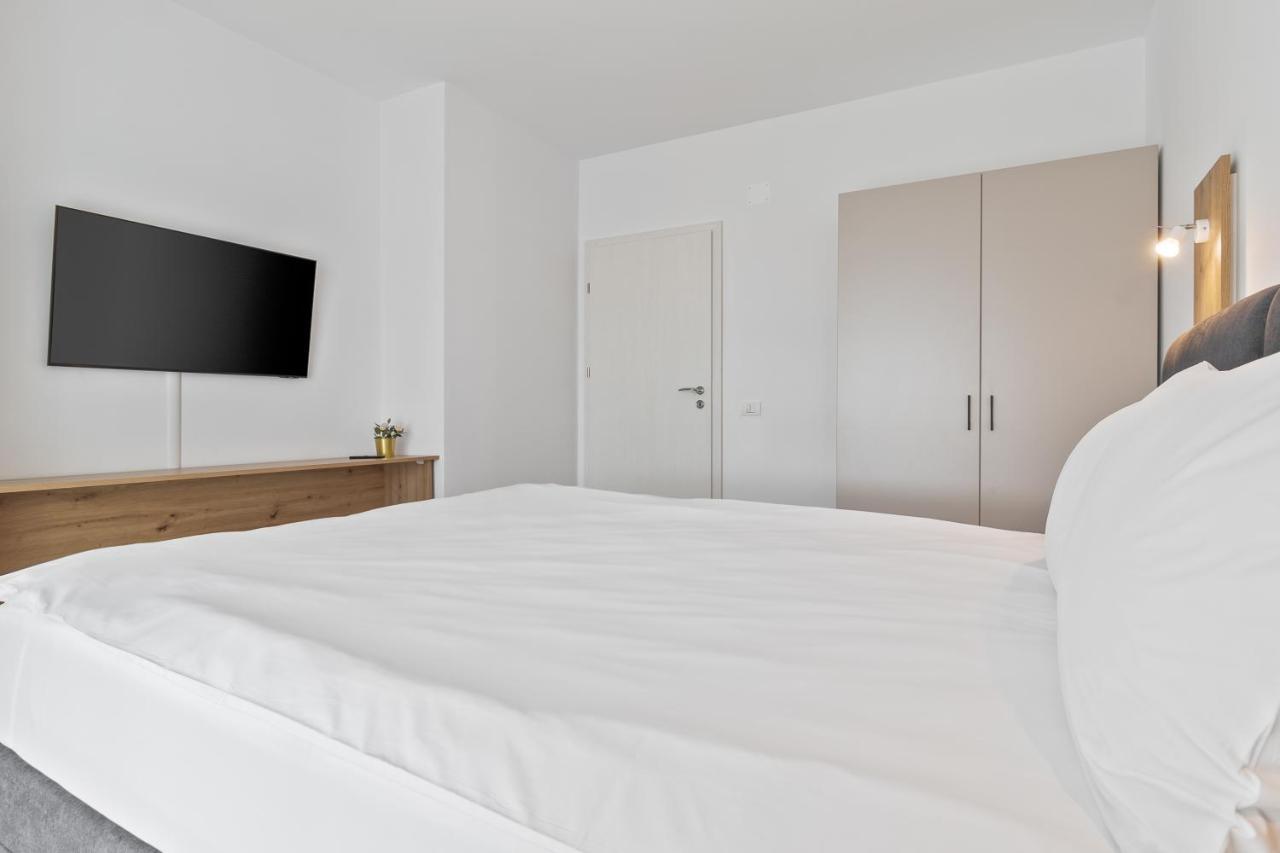 Grand Hill Flats Apartment Oradea Bagian luar foto