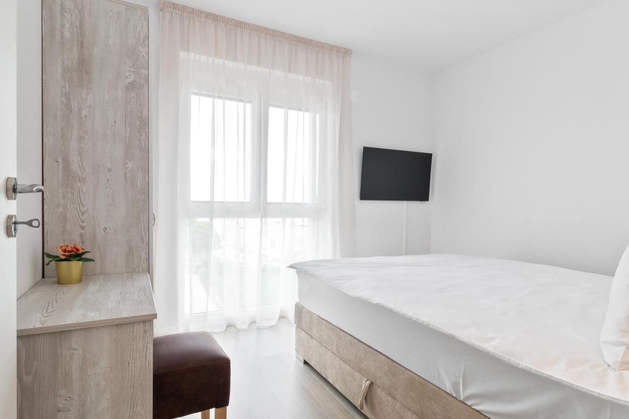 Grand Hill Flats Apartment Oradea Bagian luar foto