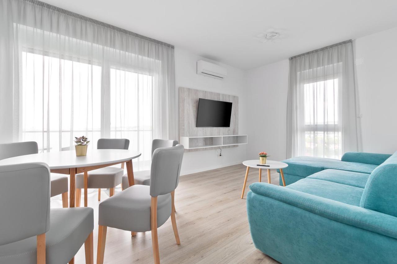 Grand Hill Flats Apartment Oradea Bagian luar foto