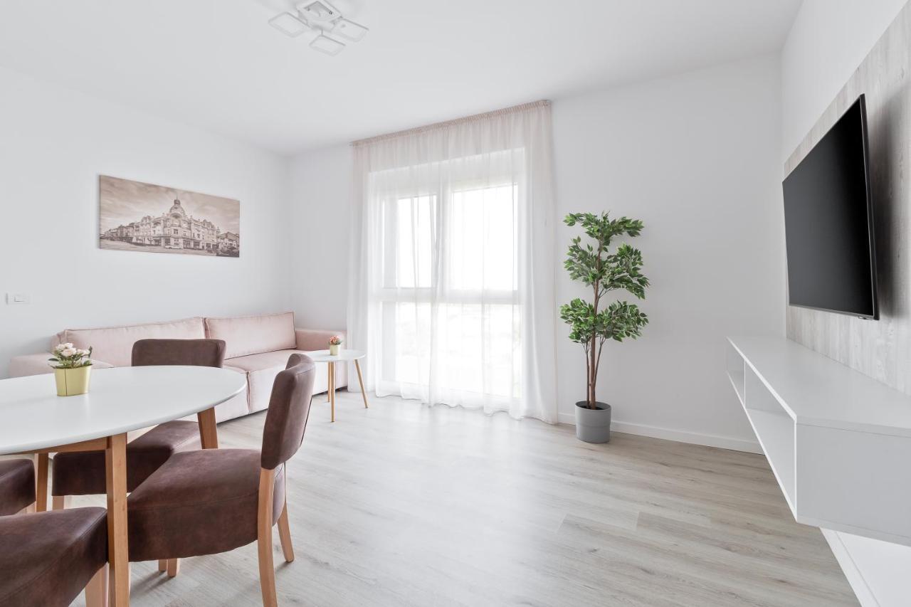 Grand Hill Flats Apartment Oradea Bagian luar foto