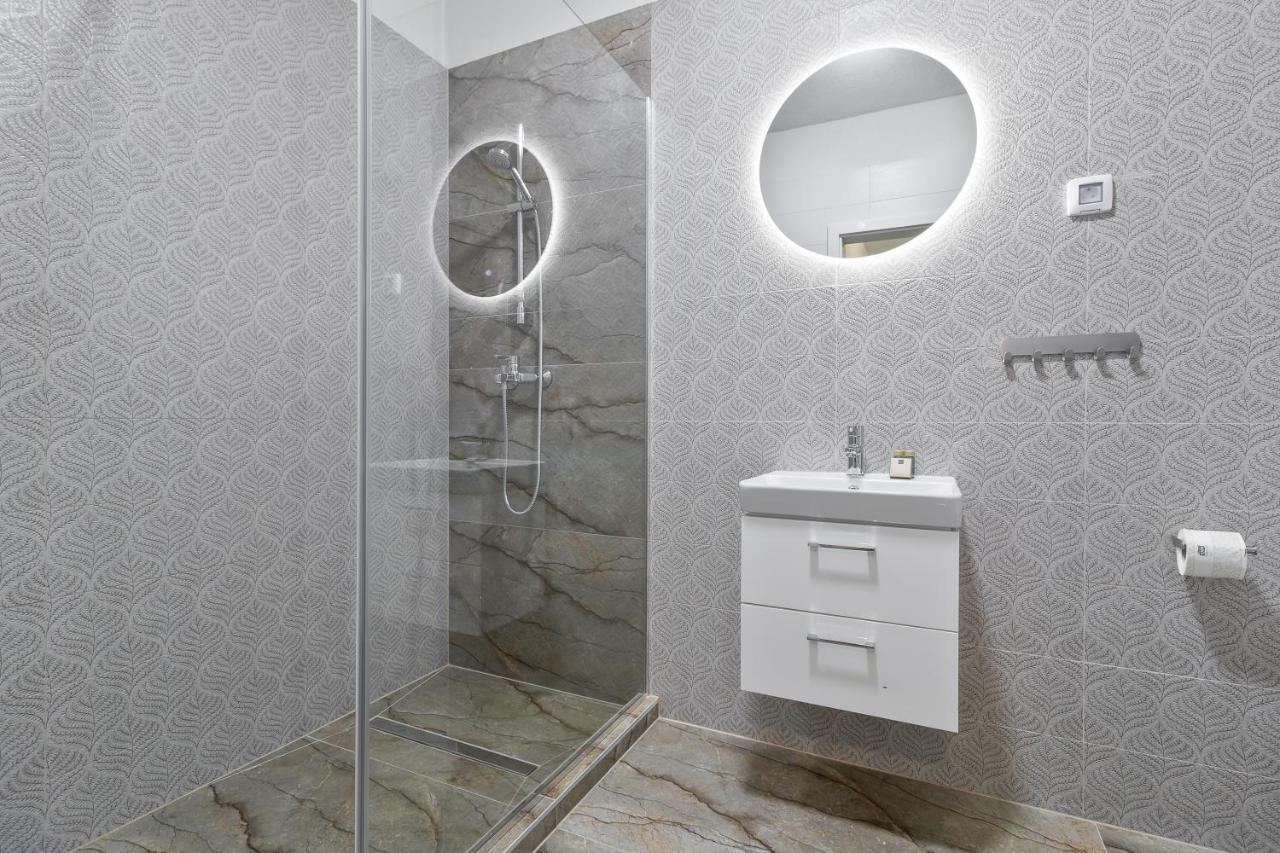 Grand Hill Flats Apartment Oradea Bagian luar foto