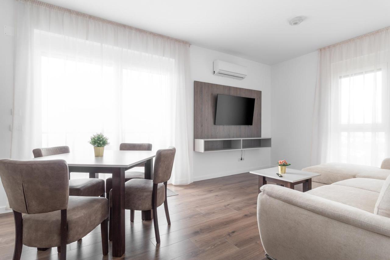 Grand Hill Flats Apartment Oradea Bagian luar foto
