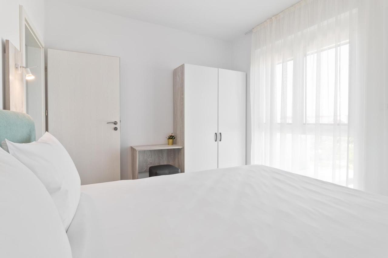Grand Hill Flats Apartment Oradea Bagian luar foto