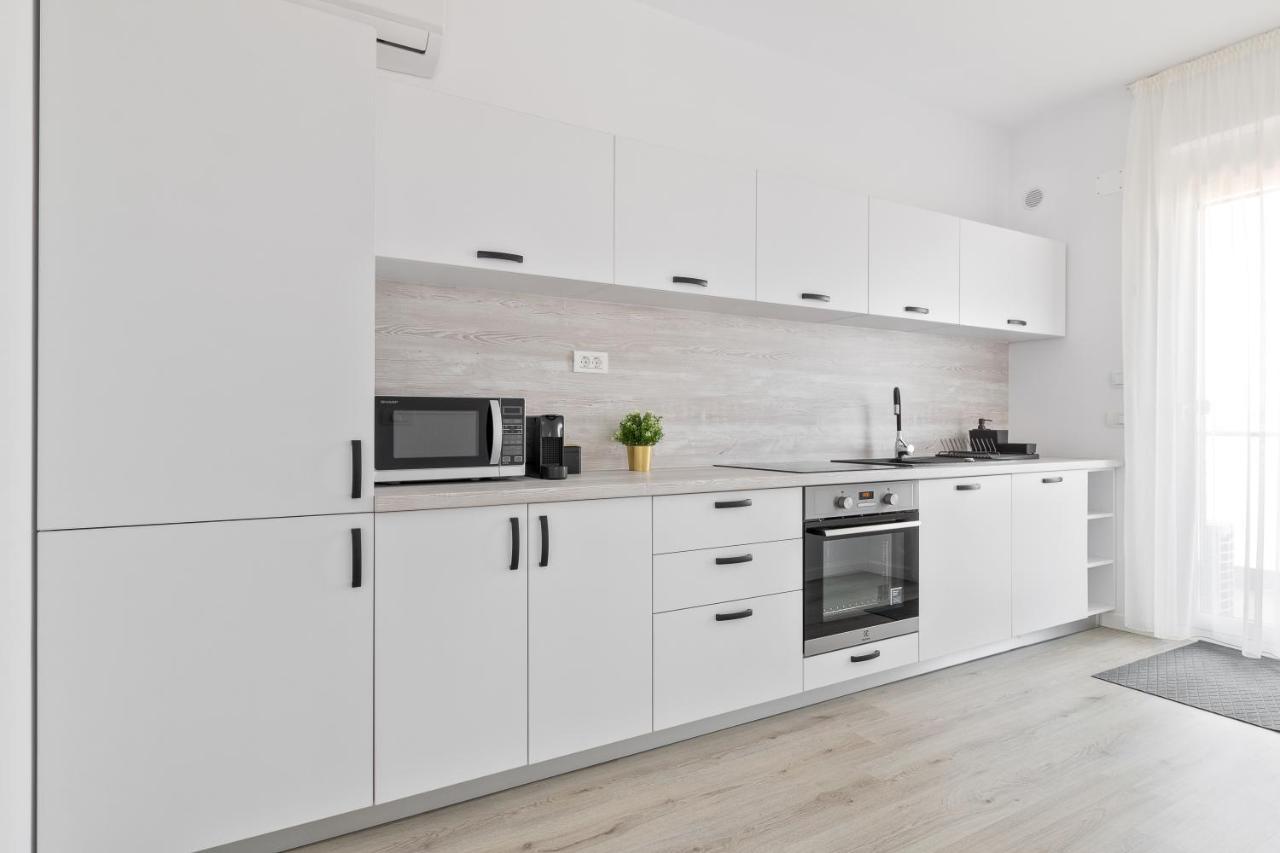 Grand Hill Flats Apartment Oradea Bagian luar foto