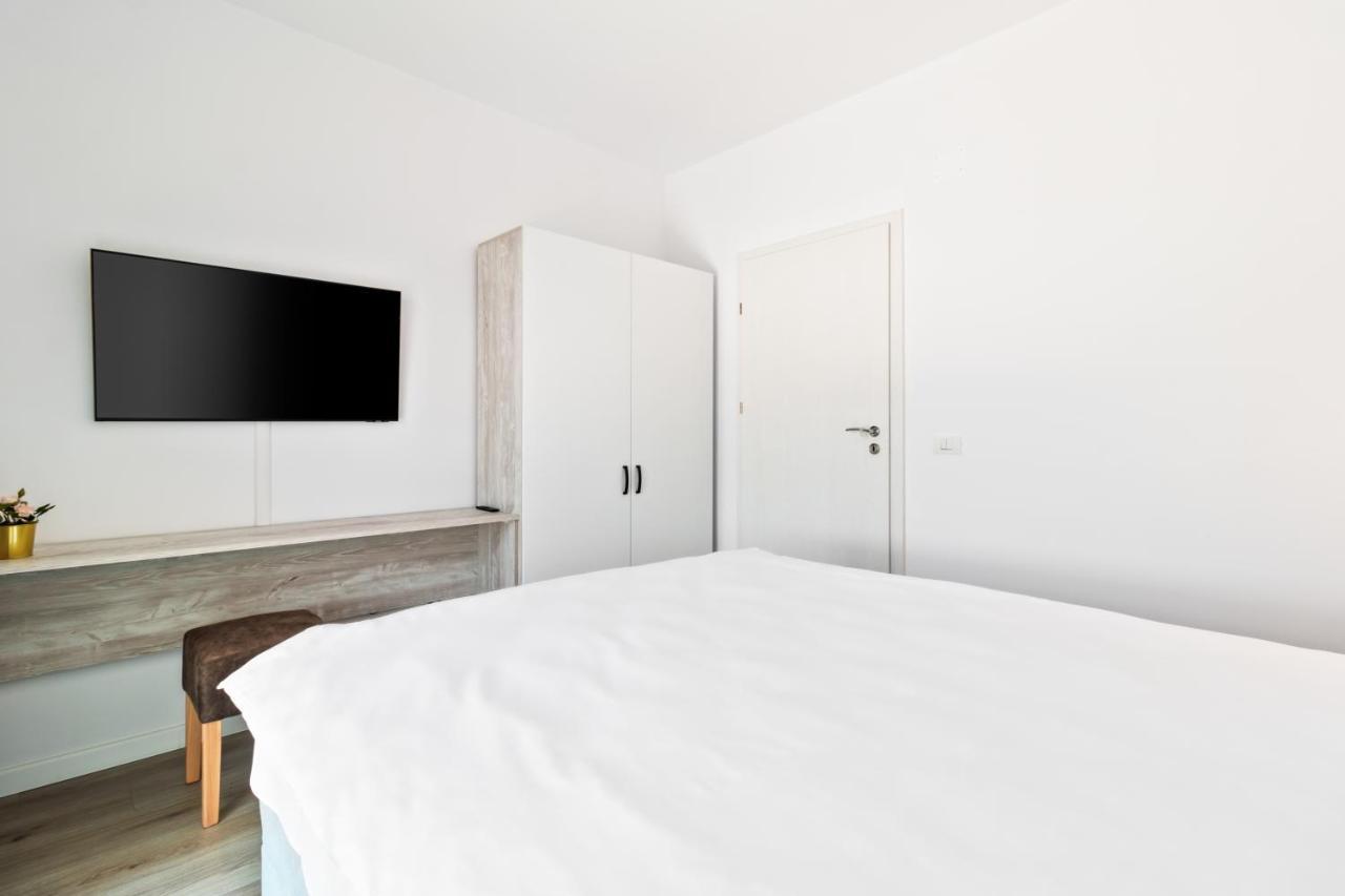 Grand Hill Flats Apartment Oradea Bagian luar foto