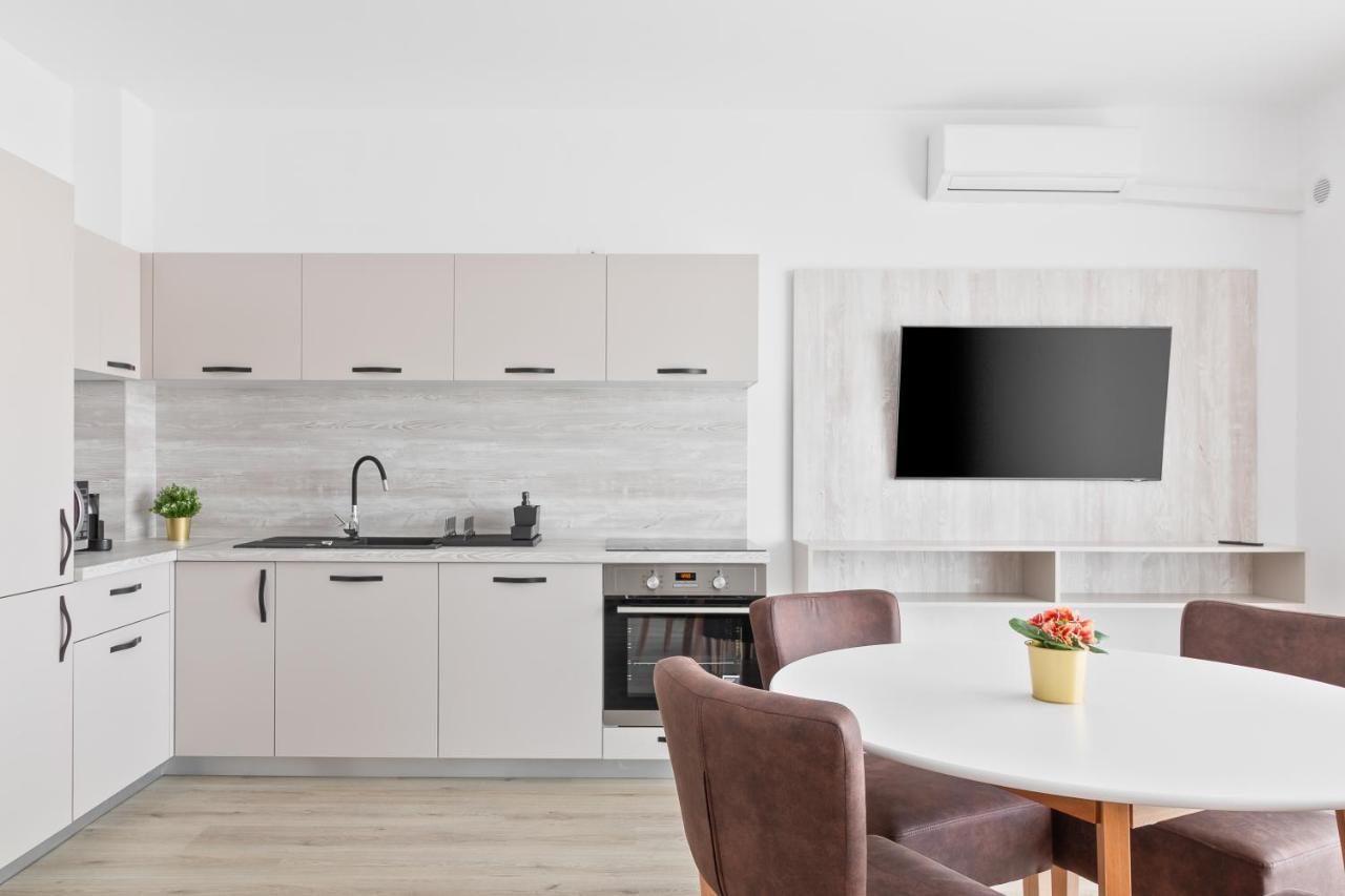Grand Hill Flats Apartment Oradea Bagian luar foto