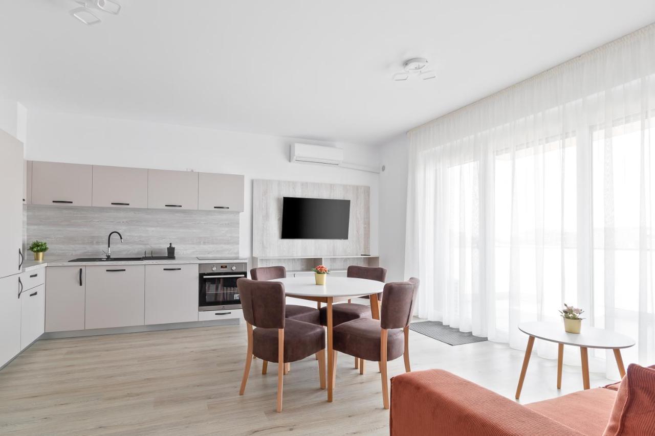 Grand Hill Flats Apartment Oradea Bagian luar foto
