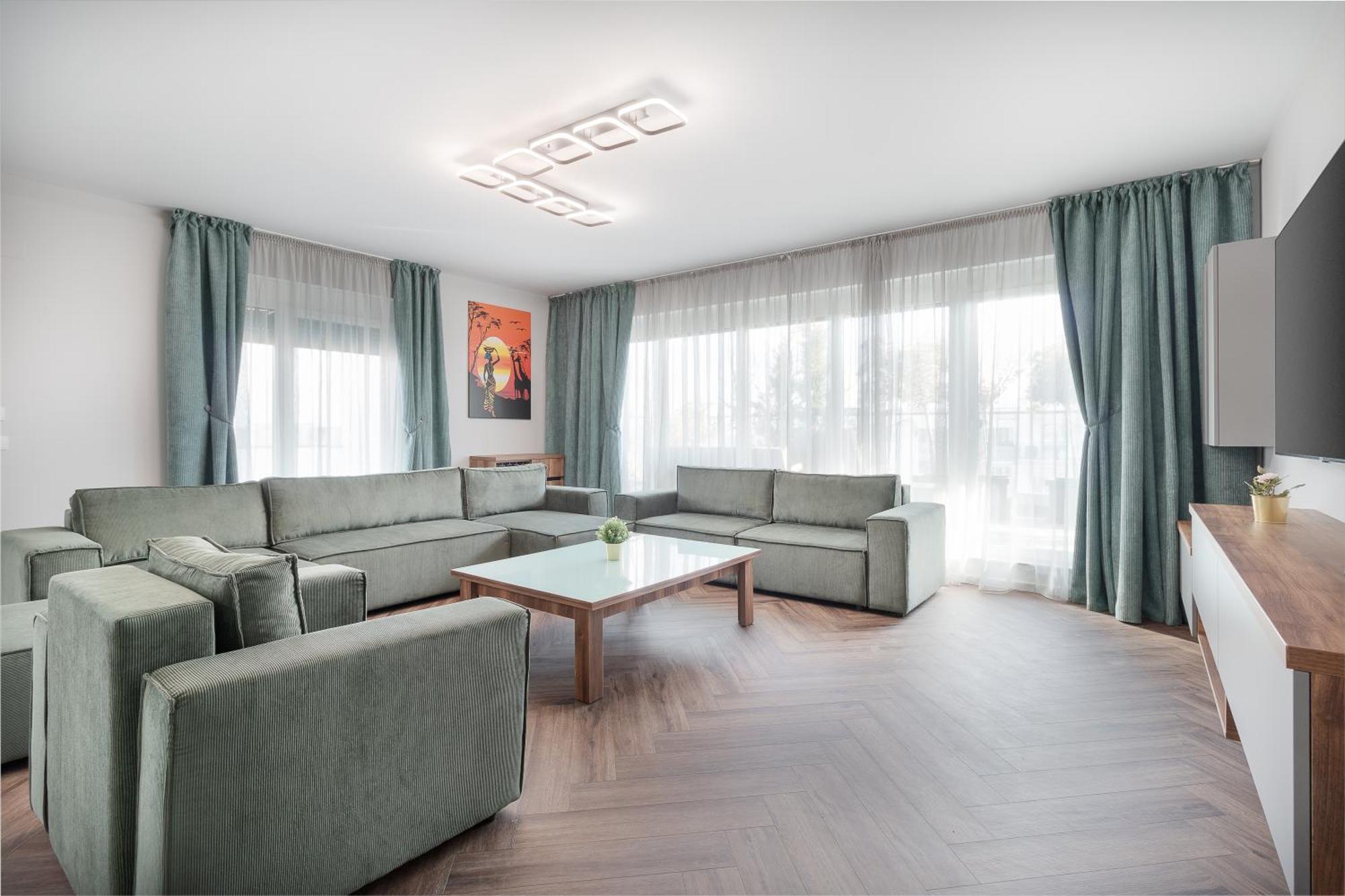 Grand Hill Flats Apartment Oradea Bagian luar foto