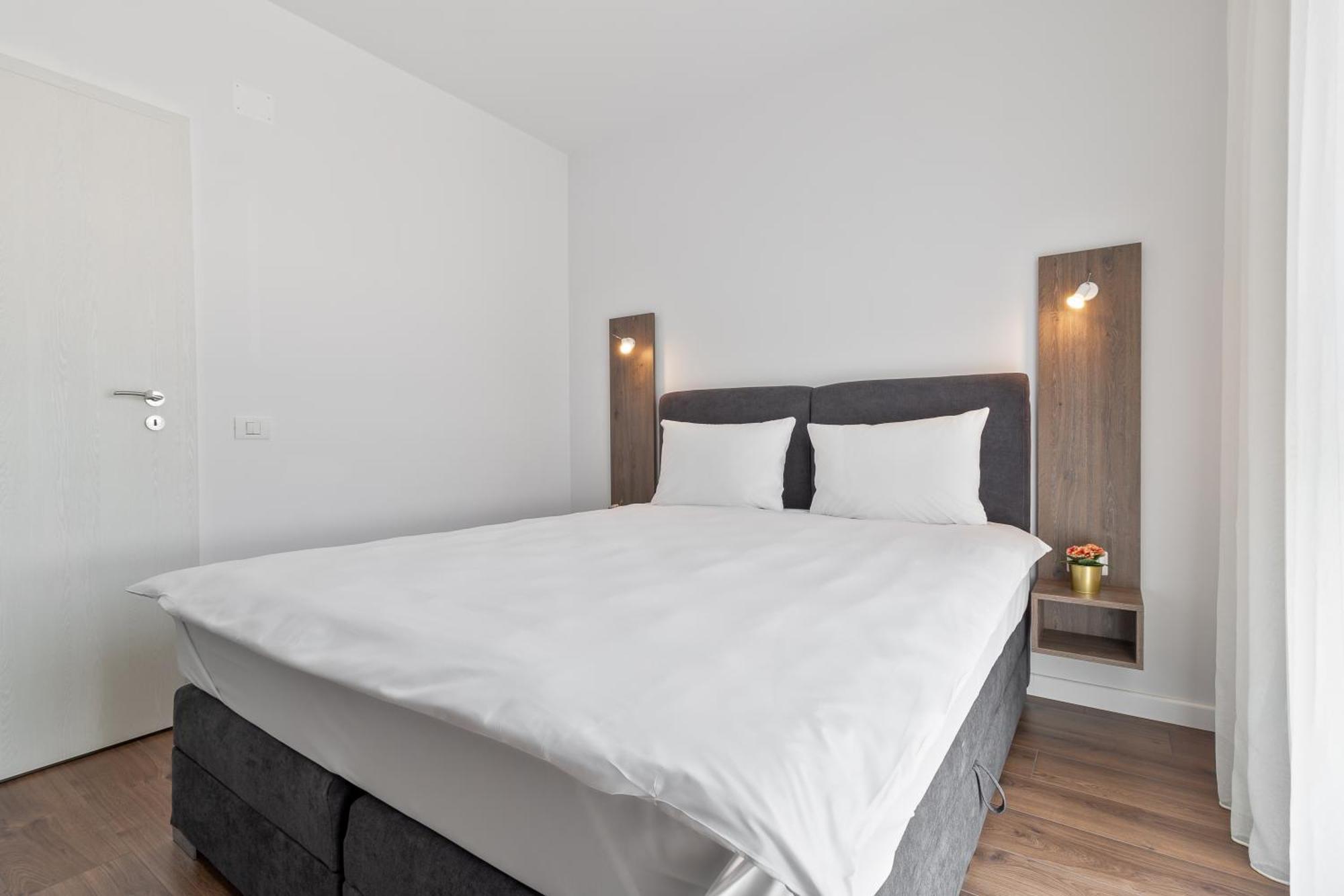 Grand Hill Flats Apartment Oradea Bagian luar foto